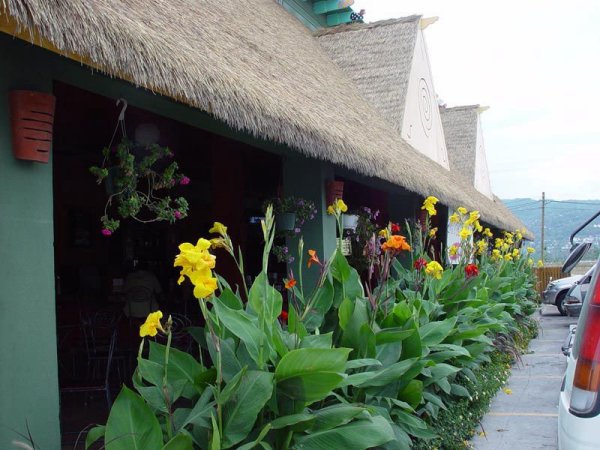 云南仿真茅草大理丽江古城人造茅草屋客家茅草风格农家乐餐厅